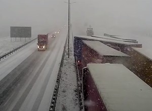 Karambol ciężarówek na A4. GDDKiA opublikowała nagranie