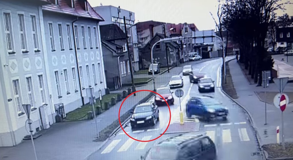 Utknęła przed przejściem. Kierowcy ją omijali