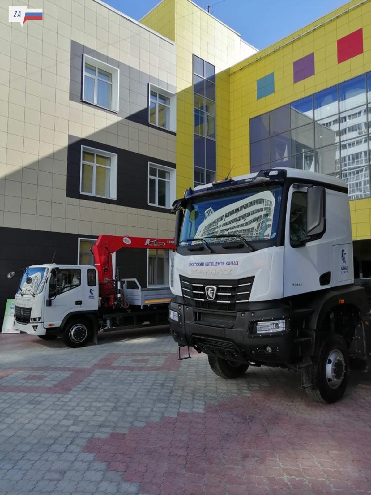 Chiński Kamaz Compassw tle a na pierwszym planie Kamaz z nowej serii K5