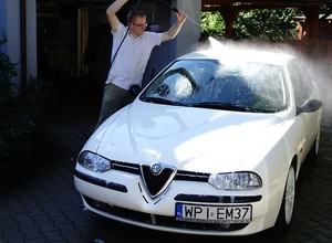 Jak umyć auto, żeby domyć?