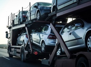 Potężny wzrost napływu używanych aut z zagranicy. Import rośnie już 12. miesiąc z rzędu