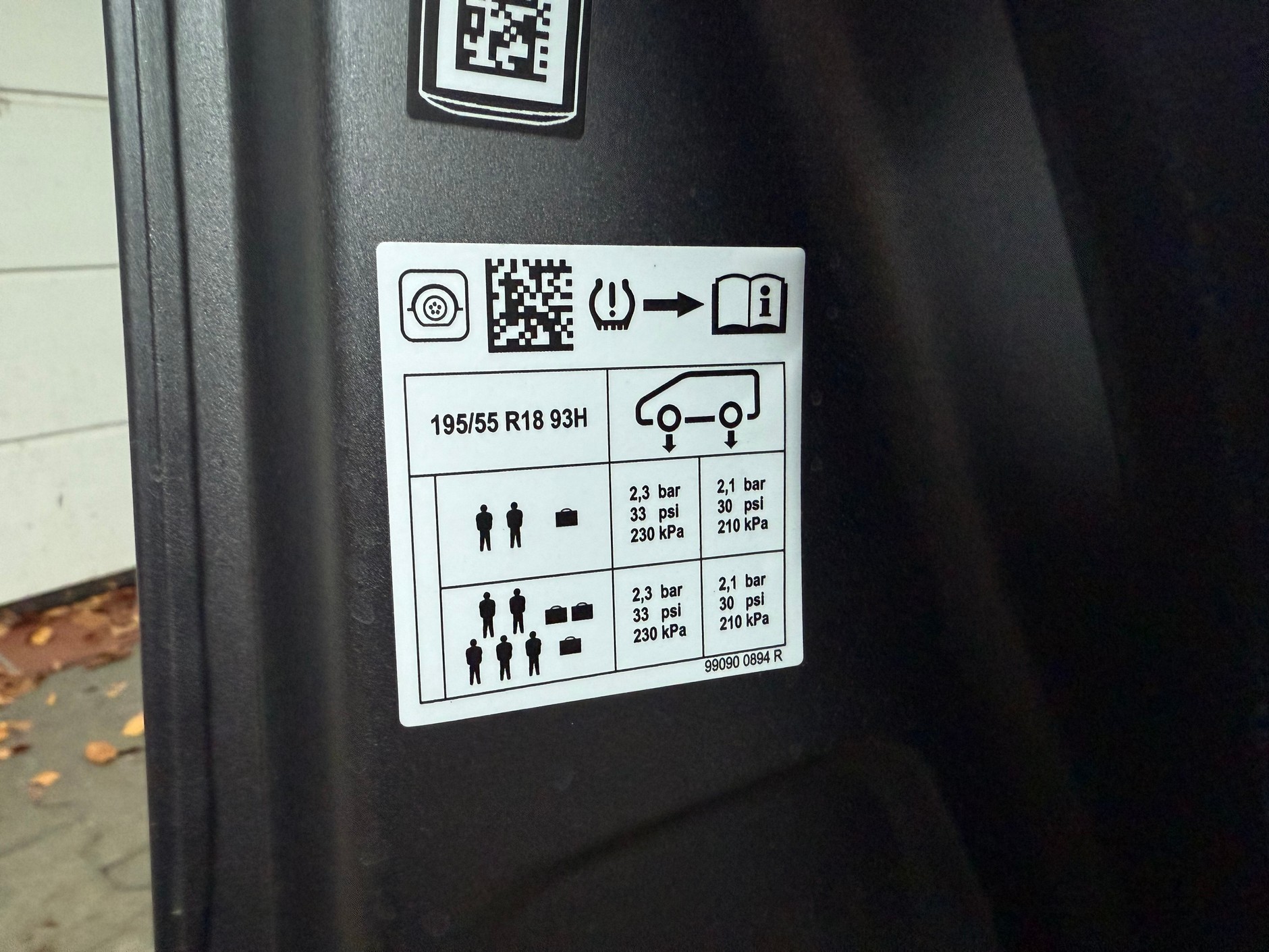 Prawidłowe ciśnienie powietrza zależy od obciążenia samochodu. Nie przez przypadek na naklejkach informacyjnych w samochodzie podawany jest zawsze rozmiar opon