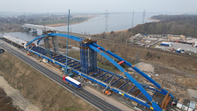 Montaż przęsła Łukowego mostu w Wolinie przez cieśninę Dziwna na drodze S3