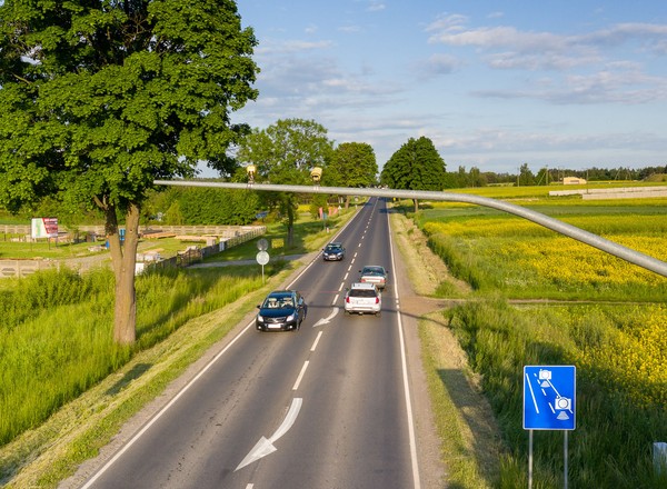 Jak szybko trzeba jechać, by dostać mandat za przejazd przez odcinkowy pomiar prędkości?