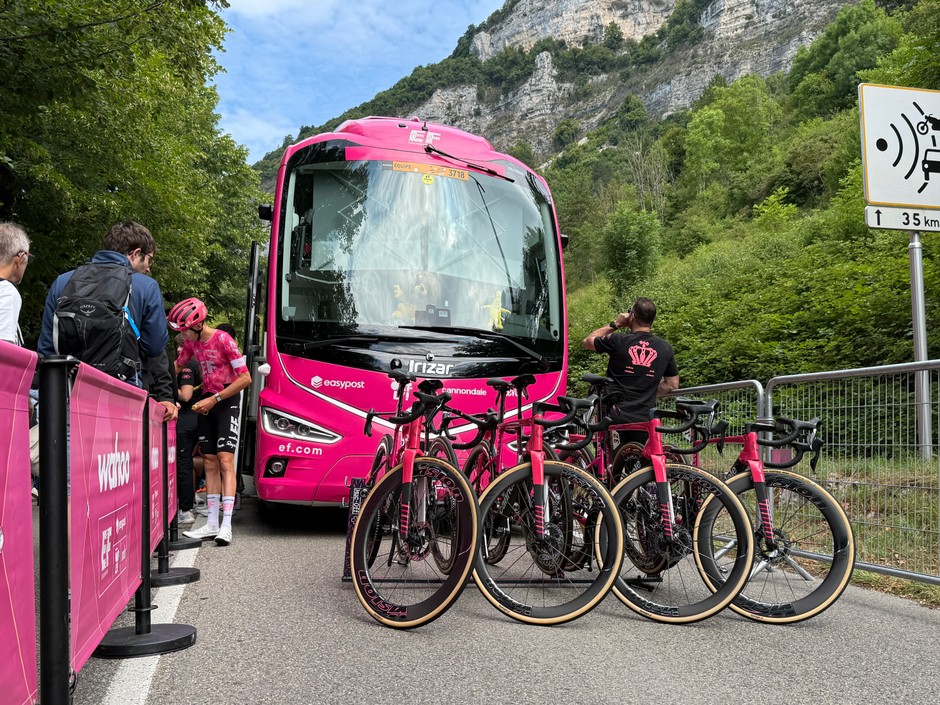 TdF – strefa zawodników i ich ekip przed startem