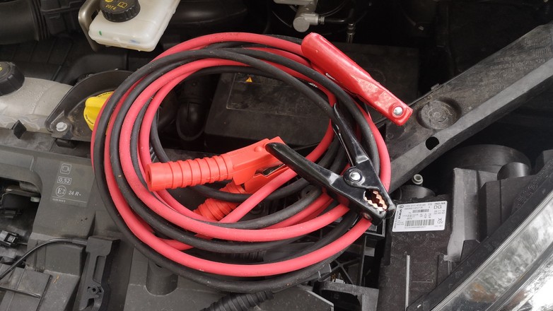 Dobre kable rozruchowe mają w sobie dużo miedzi i są... ciężkie!