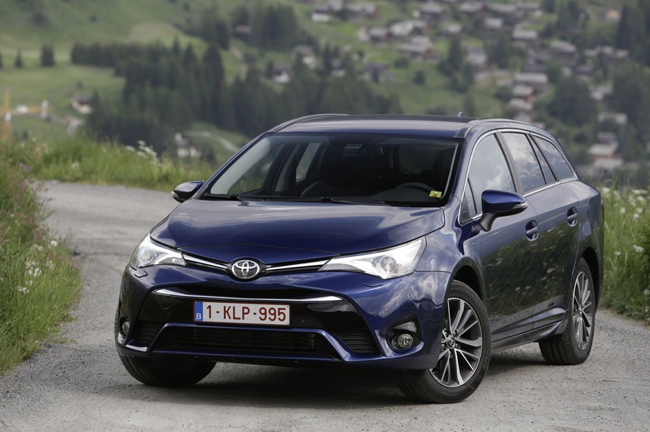 Toyota Avensis po liftingu - nie odstaje od konkurentów