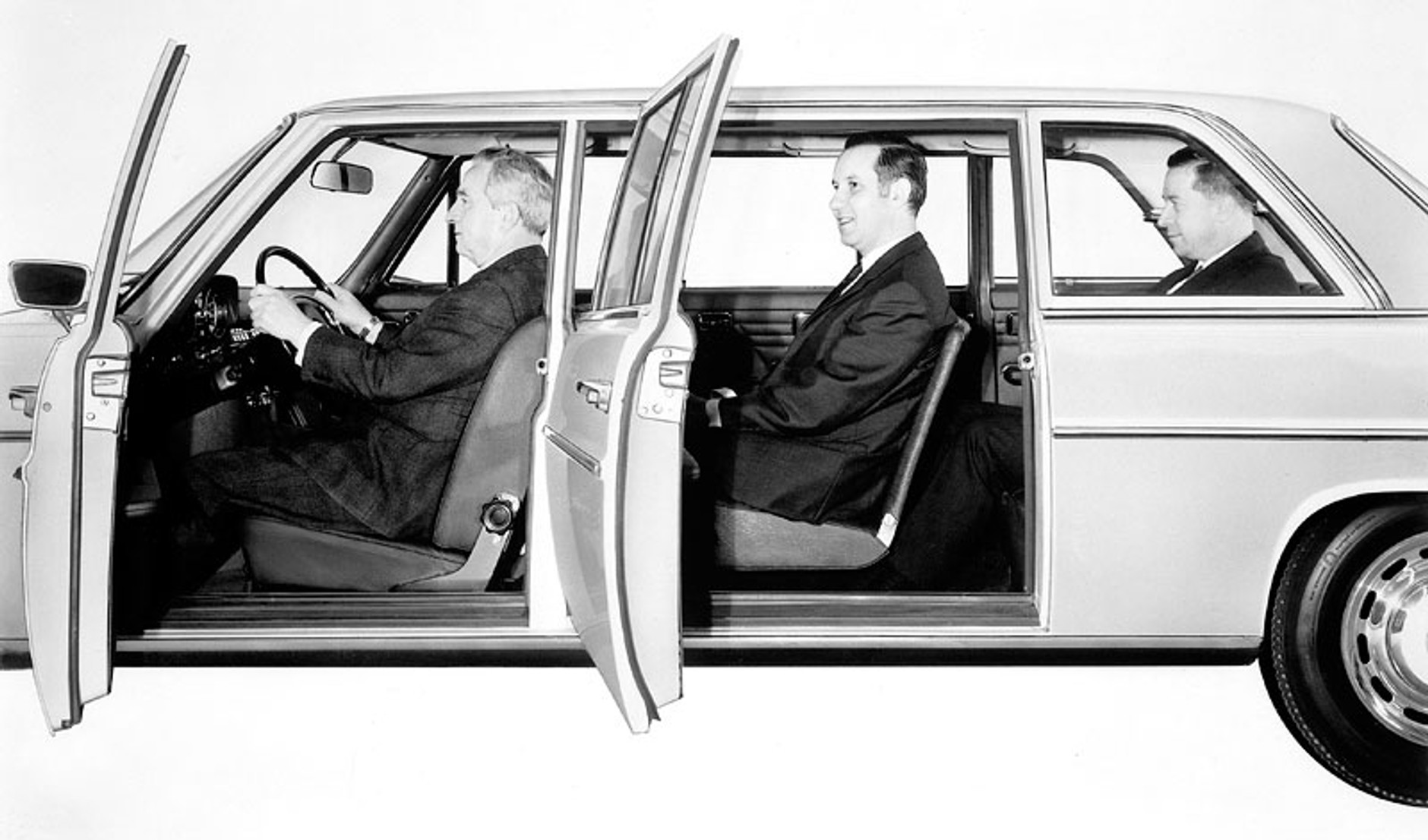 Mercedes-Benz E: historia gwiazdy klasy średniej wyższej (250 fotografii)