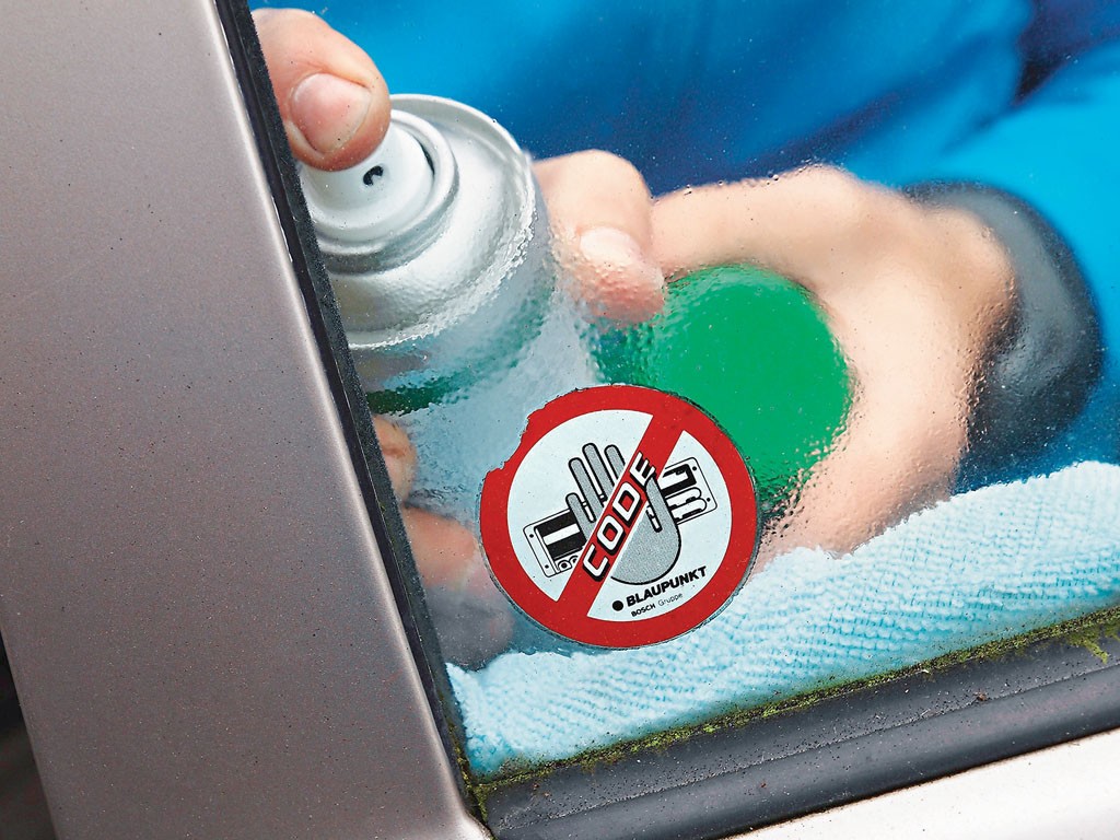 Usuwanie naklejek za pomocą środków chemicznych