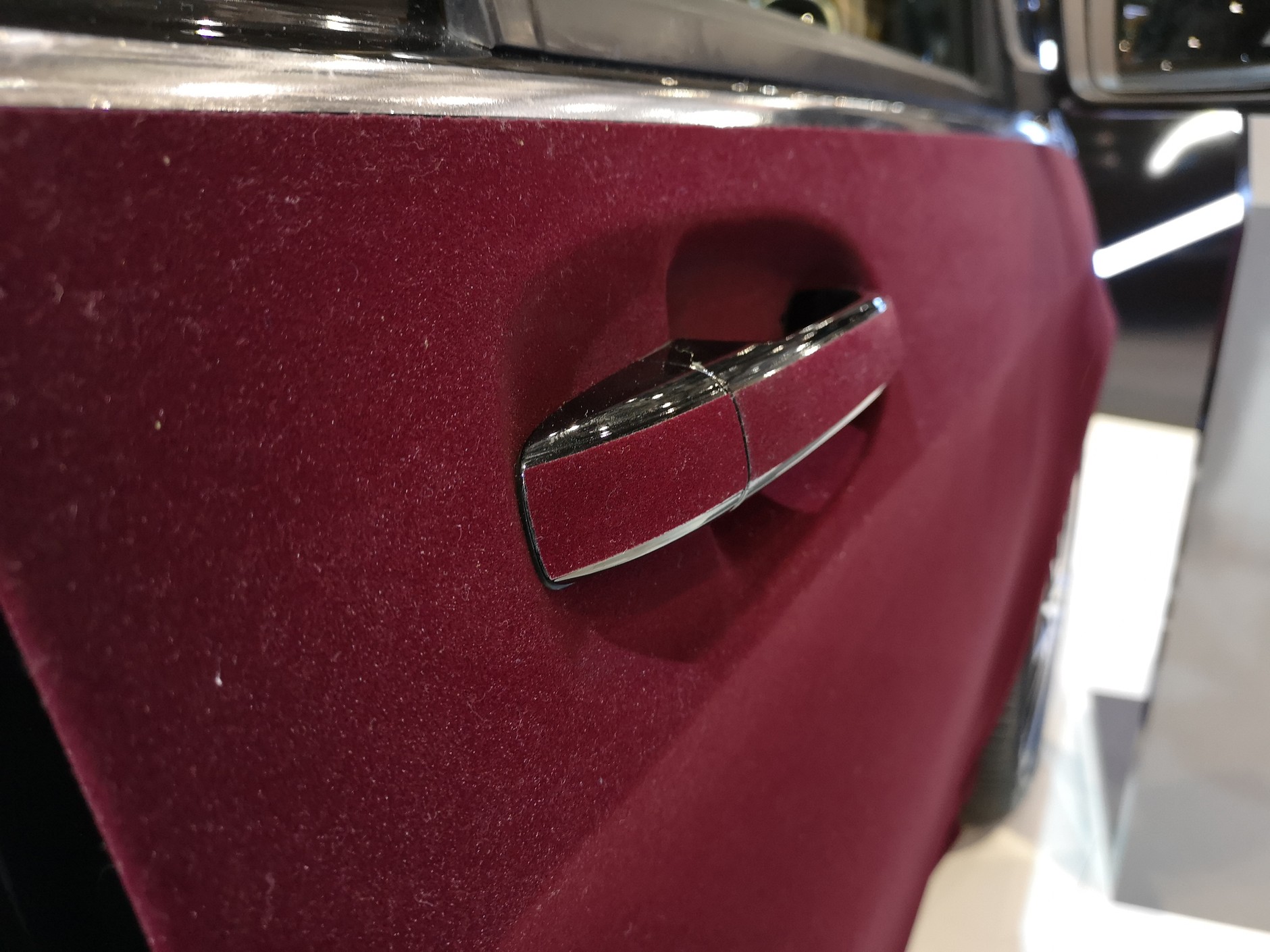 Luksusowe vany - salon samochodowy w Genewie