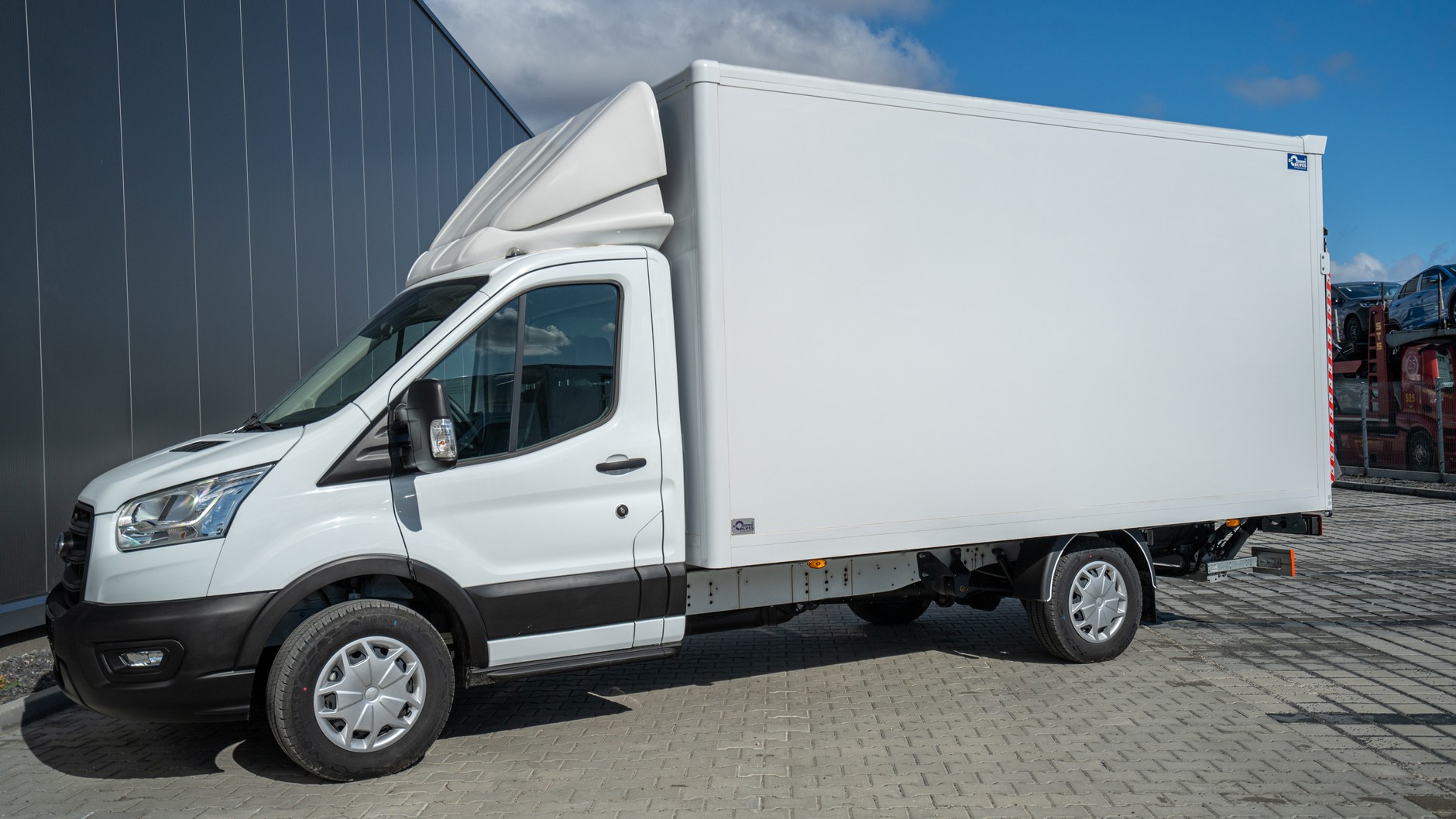 Ford Transit z zabudową kontenerową i windą załadowczą