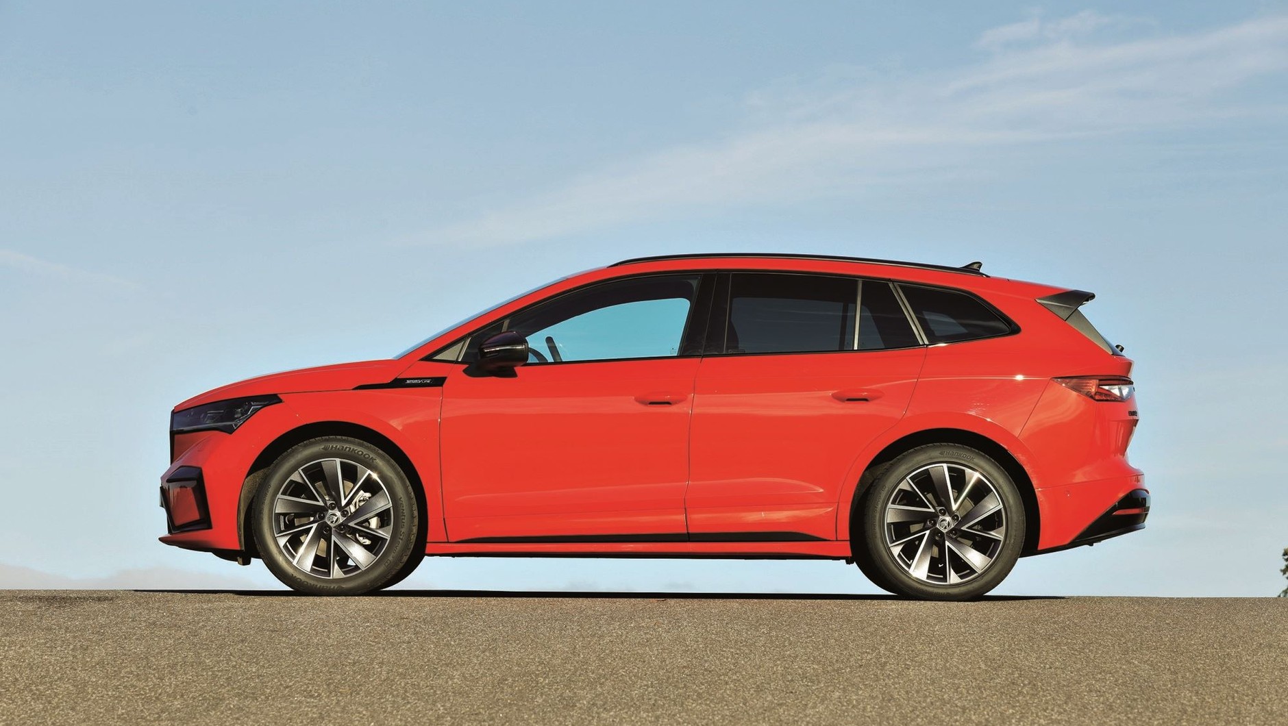 Skoda Enyaq (I, 2022) - na tym zdjęciu widać, jak ogromny jest przedział pasażerski czeskiego SUV-a. To dzięki przesunięciu przedniej szyby maksymalnie do przodu.