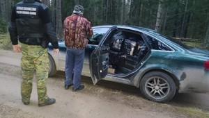Gdy strażnicy graniczni zajrzeli do środka Audi, zobaczyli tysiące paczek