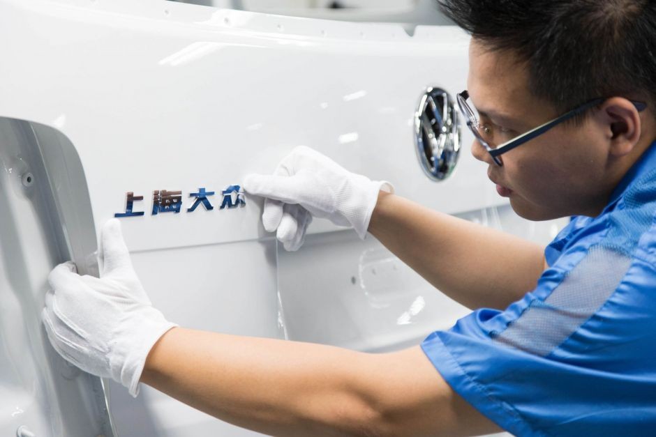 Produkcja Volkswagena w Chinach: żeby móc wytwarzać auta w chińskich fabrykach, Volkswagen musiał zawiązać spółki z chińskimi partnerami i przekazać im dostęp do technologii. 