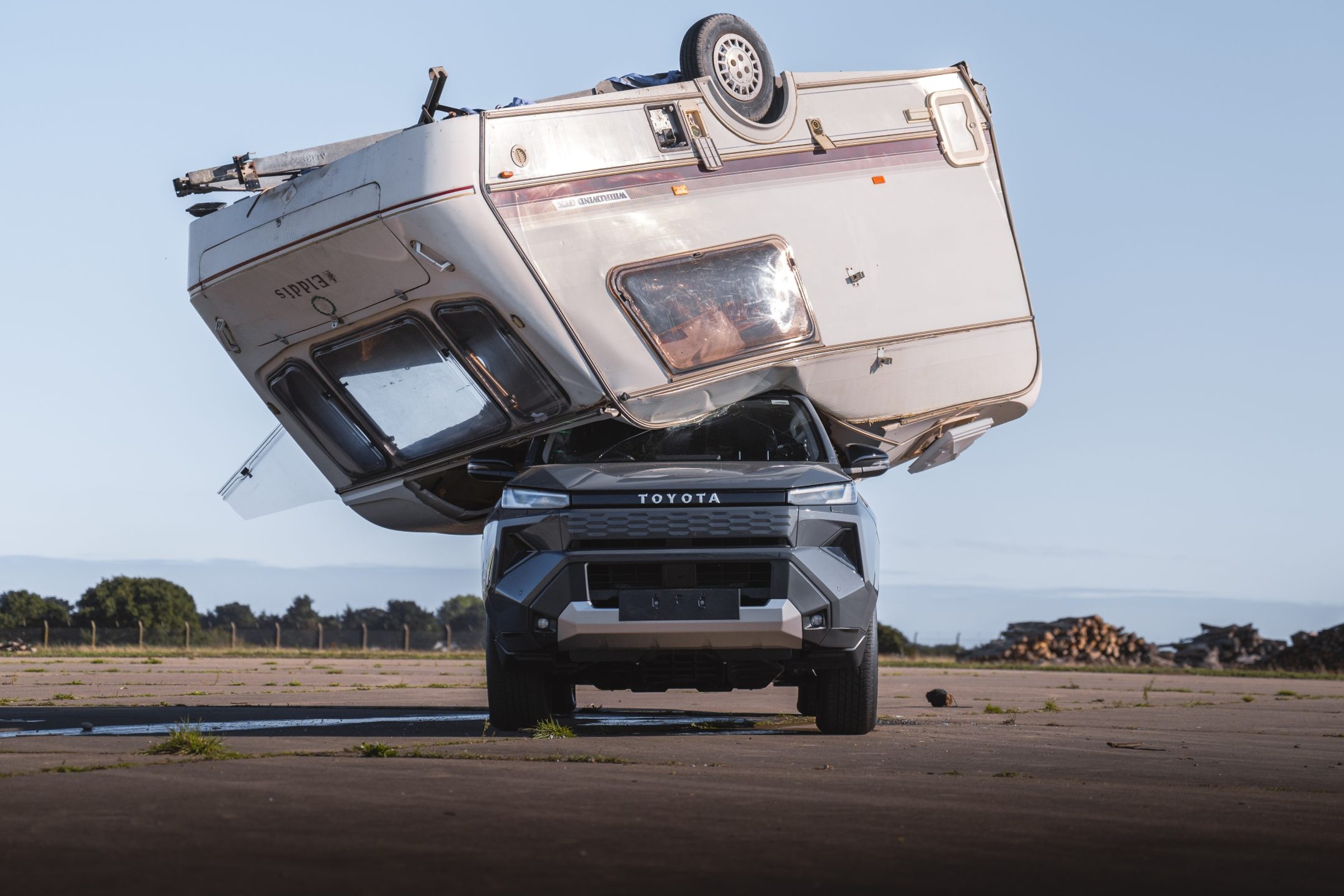 Po co Toyota zrzuciła na nowego Hiluxa przyczepę kempingową? Chciała coś udowodnić. I udowodniła