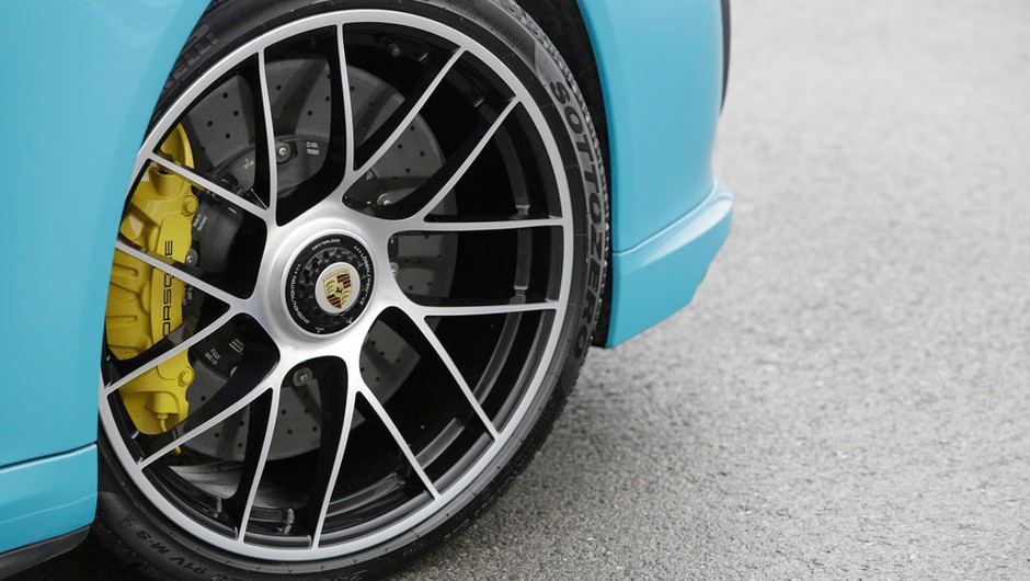 Porsche 911 Turbo S - bajeczne turbo w bajkowym kolorze