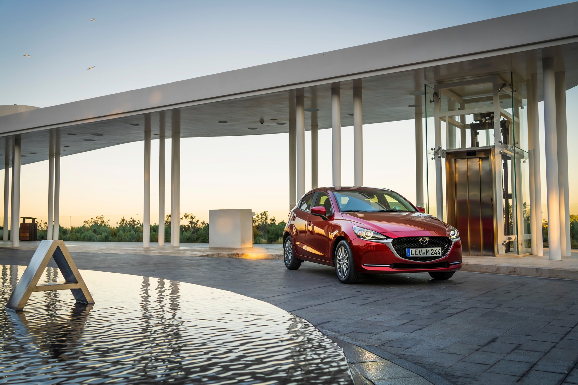 Mazda 2 – poprawiony wygląd i wyposażenie