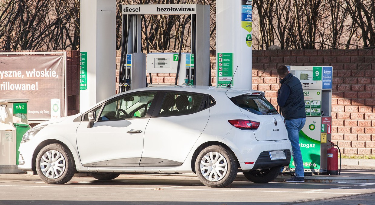 Coraz tańsze paliwo: gaz za mniej niż 2 zł; benzyna i olej napędowy poniżej 4 zł