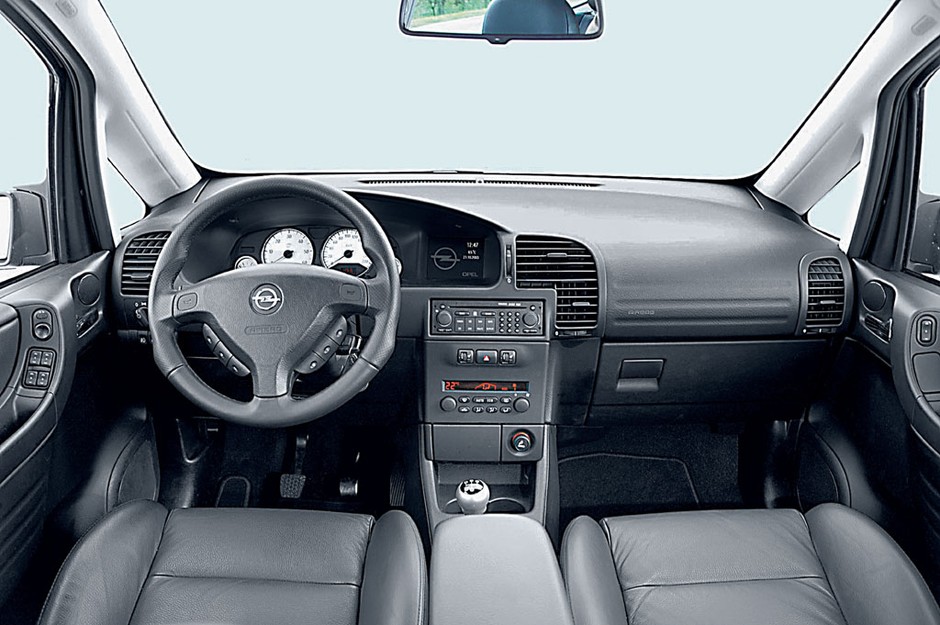 Kompaktowe autobusy tanie, szybkie i oszczędne: Ford C-Max 2.0 TDCi kontra Opel Zafira 2.2 DTI, Renault Scenic 1.9 dCi i VW Touran 2.0 TDI