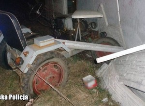 Wjechał samoróbką ciągnika w ogrodzenie. Miał dwa promile
