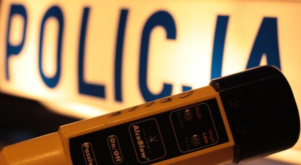 Kierowca Skody Octavii z trudem "trafiał w czarne". Podejrzenia policjanta okazały się słuszne