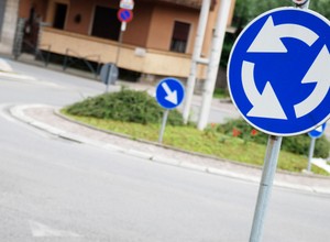 Obalamy internetowe mity o autach: kierunkowskaz przed rondem, olej w "automacie"