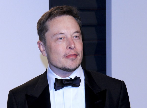 Czy Tesla wprowadzała klientów w błąd? Czarne chmury nad Elonem Muskiem