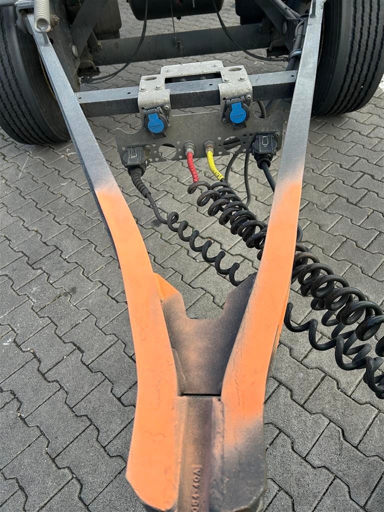 Wygięty dyszel przyczepy