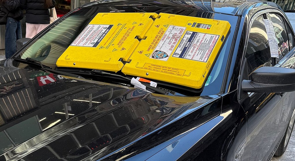 Urządzenie Barnacle zastępuje blokadę na koło. Przysysa się do szyby, a zwolnienie następuje po opłaceniu mandatu