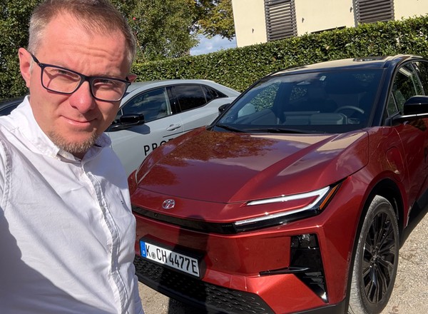 Jeździłem całkiem nową Toyotą C-HR – Toyotą C-HR+. To całkowita zmiana koncepcji?