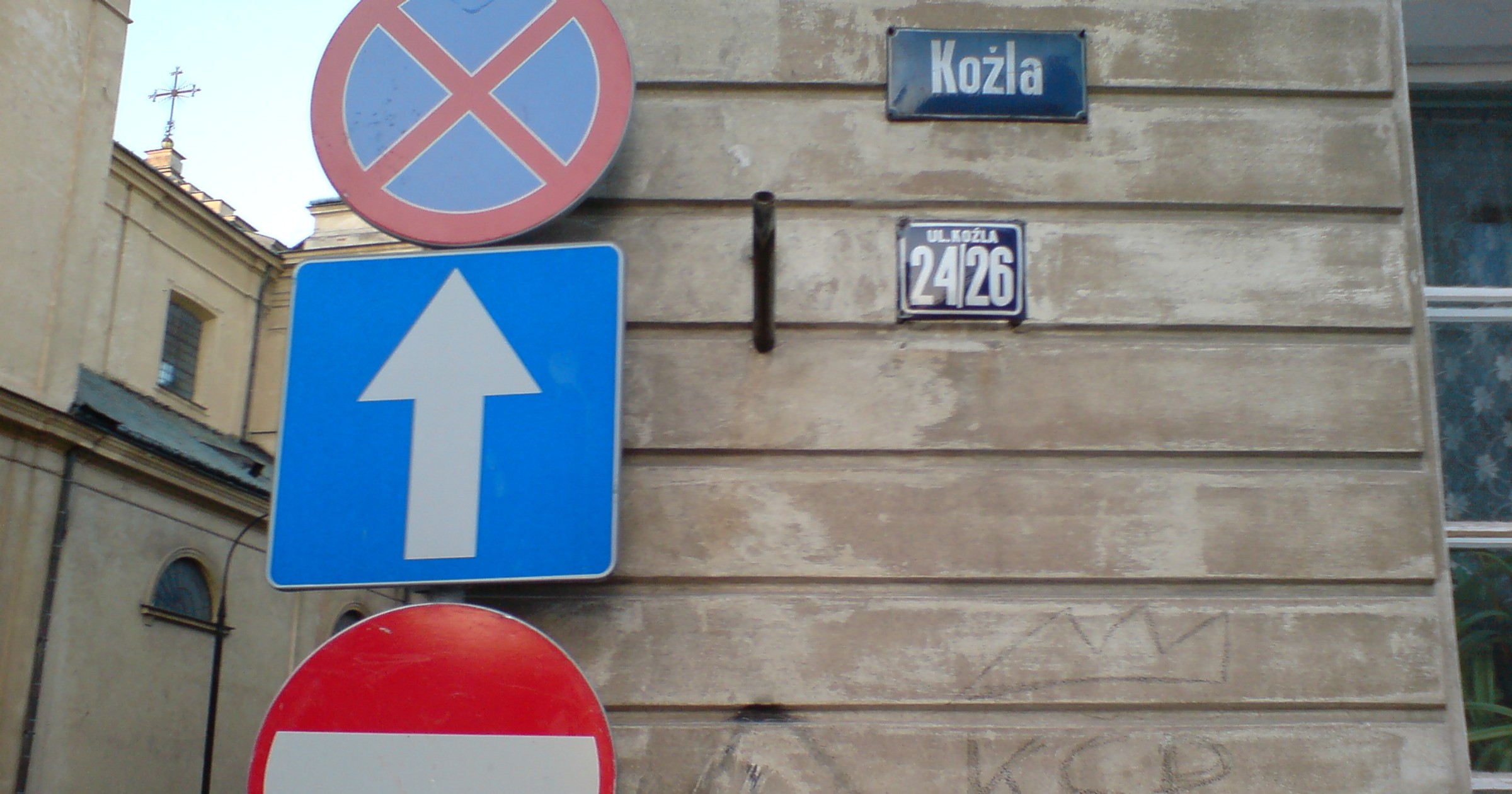 Bezsensowne znaki drogowe