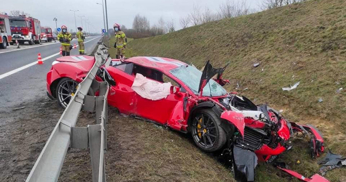 Wypadek 488 GTB Pista. Auto wypadło z drogi na S10