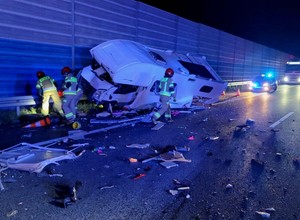 Tragiczny wypadek na autostradzie A2. Siła uderzenia wepchnęła kampera na bariery
