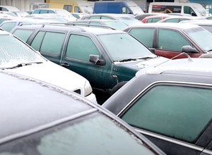 W Krakowie licytowano porzucone auta. Najdroższy był Mercedes Klasy S