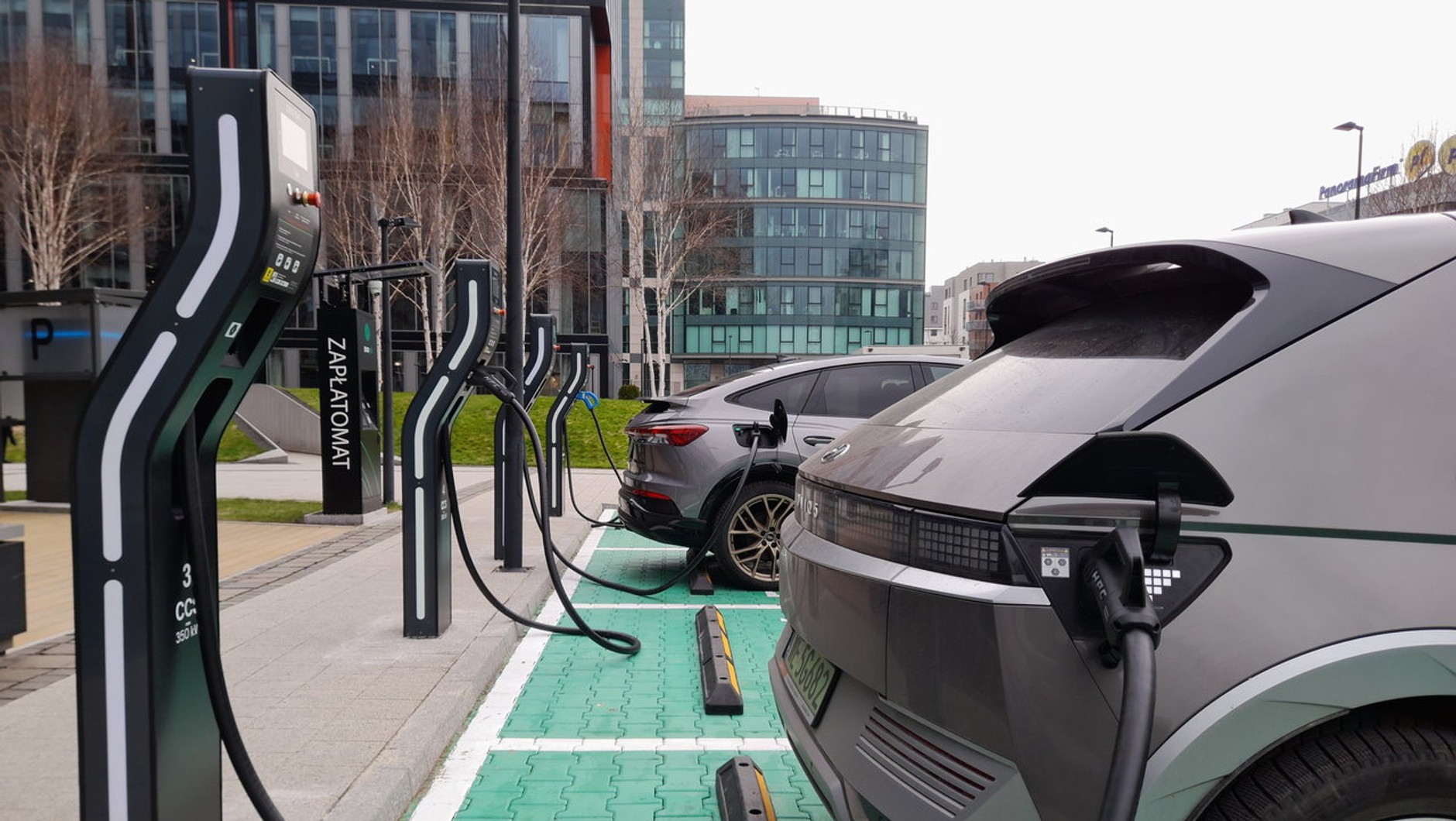 Nawet jeśli znaczna część użytkowników ładuje auta elektryczne pod domem – bez rozwoju sieci stacji ładowania nie będzie szybkiego rozwoju elektromobilności.