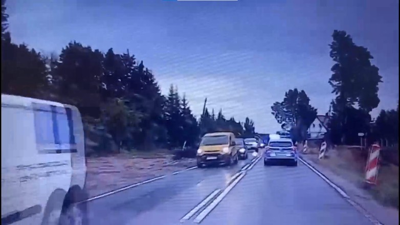 Kierowca ciężarówki wyprzedzał na pasach. Szybko dostał karę