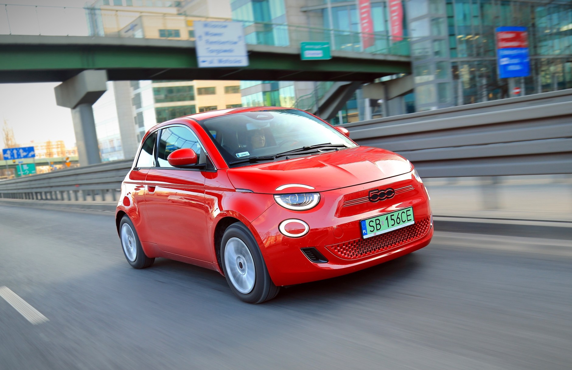 Stylowy Fiat 500e jest mały, ale drogi