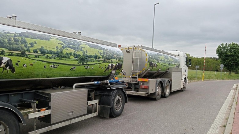Problemy dla przewoźnika spowodowane przez krowy, które dały za dużo mleka