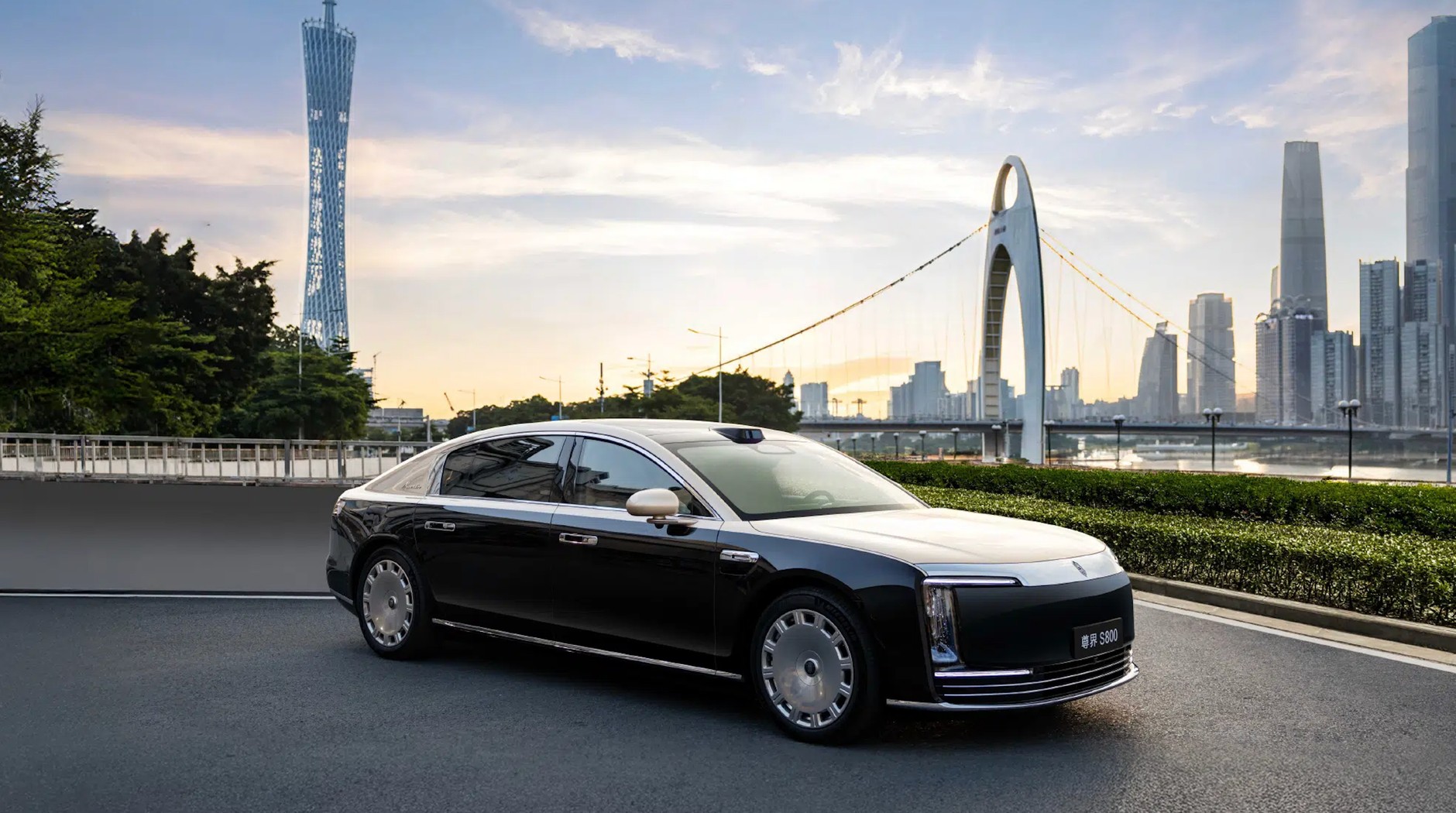 Maextro S800 to luksusowa limuzyna z Chin. Producent przekonuje, że pod niektórymi względami jest lepsza od Maybacha