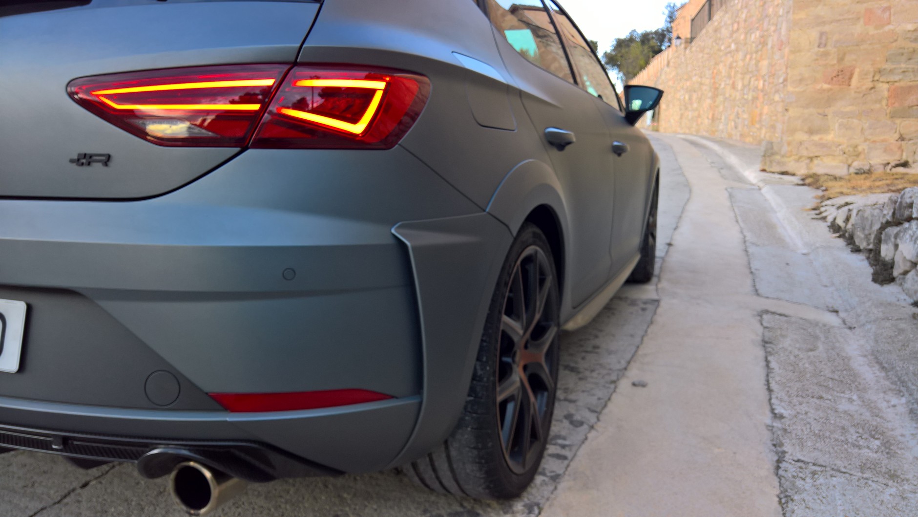 Oto jeden z wyróżników nadwozia Leona Cupra R. Seat dodaje charakterystyczne poszerzone nadkola.