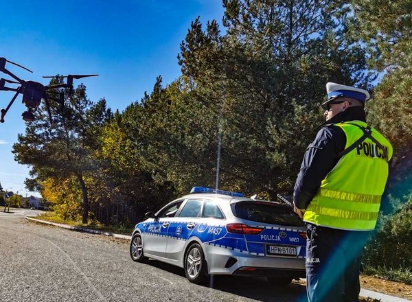 Policja znowu wysłała drony nad skrzyżowania. Nagrali i kierowców, i pieszych