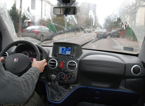 Mandat za włączenie wycieraczek? Wyrok sądu pokazuje, że to możliwe