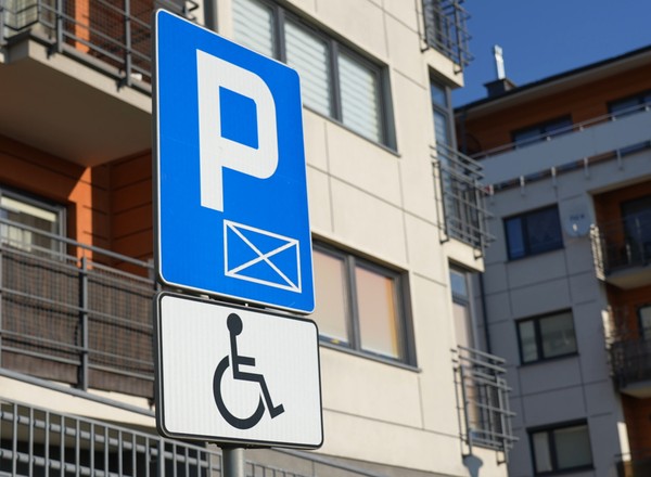 Zabrakło kart parkingowych dla niepełnosprawnych. "Niedopuszczalna sytuacja"