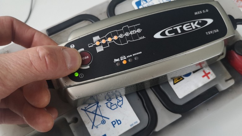 To, co o czym trzeba pamiętać, to wybór odpowiednich opcji prostownika – przede wszystkim chodzi o wybór właściwego typu akumulatora