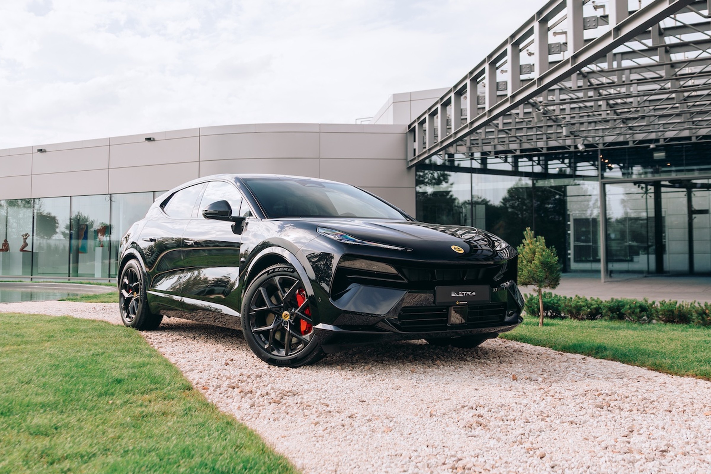 Lotus Eletre X oficjalnie dostępny w Polsce. Hybrydowy SUV o mocy 952 KM