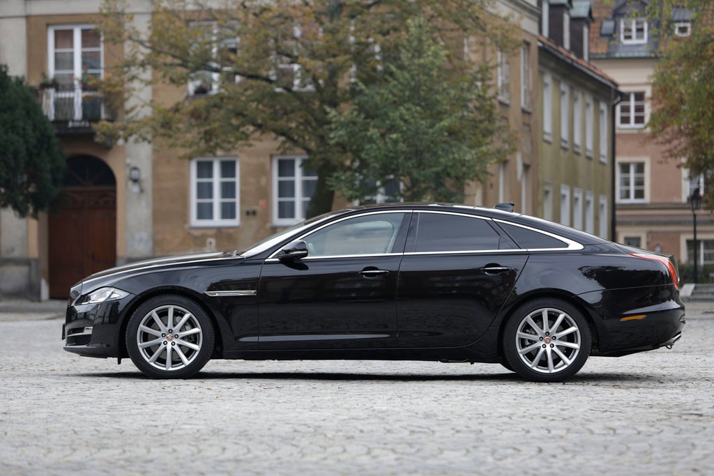 Jaguar XJ V6 - stylowo autonomiczny