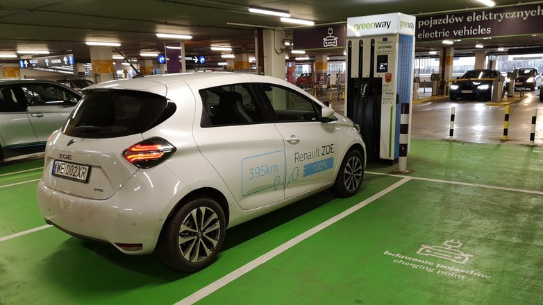 Ładowanie auta w mieście, nawet na niezbyt szybkiej, ale płatnej ładowarce, oznacza koszt przejazdu na poziomie auta spalinowego. Im szybsza ładowarka, tym drożej