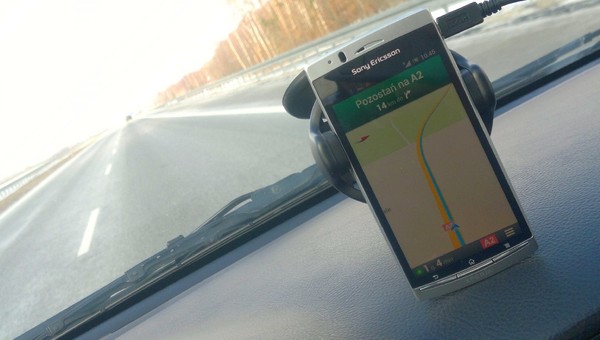 Jak prowadzi darmowa nawigacja Google?