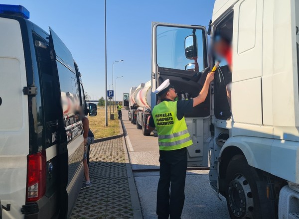 Byli nietrzeźwi, a mimo to wsiedli za kierownice swoich ciężarówek