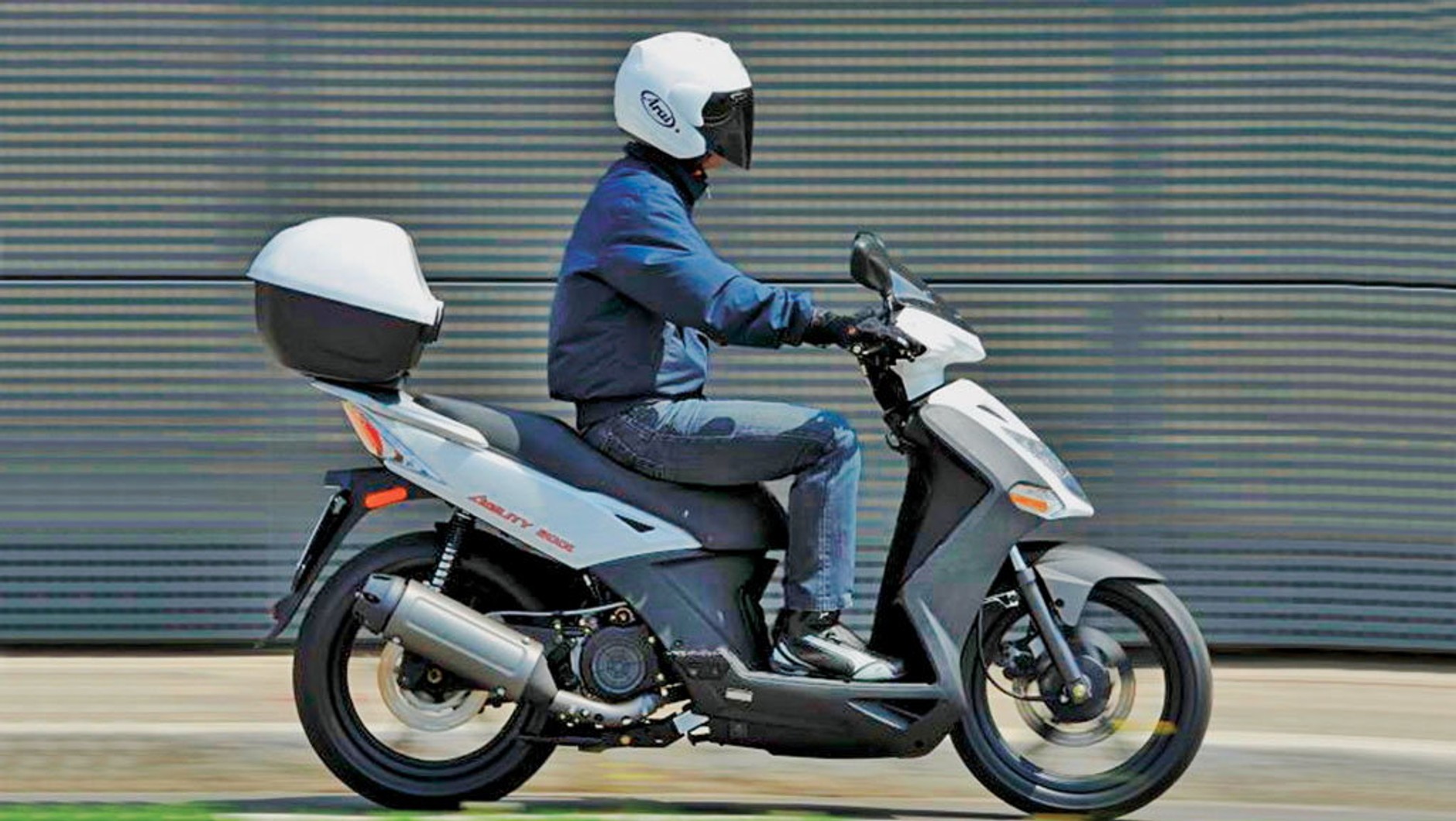 Kymco Agility City – ten popularny skuter występuje z silnikami o pojemnościach 50, 125 i 200 cm3.  Dla fachowca odróżnienie wersji motorowerowej od motocyklowej to nie problem (inne m.in. zawieszenie i hamulce).
